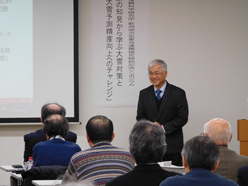 Director Isobe of the Fukui Local Meteorological Office, lecturing