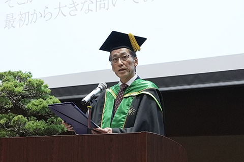学長告辞の写真