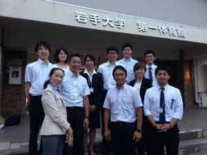 学会会場を前に、研究室学生と村山敏夫准教授(前列中央)