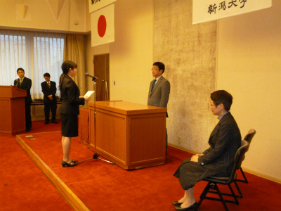 髙橋学長に謝辞を述べる学生(旭町地区)