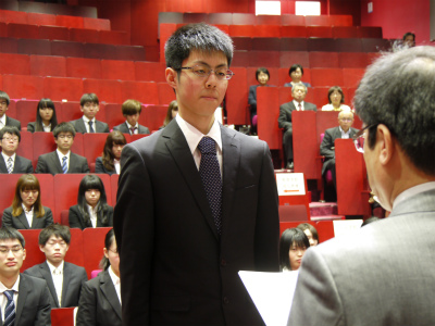 髙橋学長から賞状等を授与される学生(五十嵐地区)