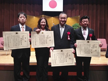 左から,齋藤准教授,中川講師,高橋名誉教授,秋山氏