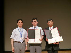左 森谷敏夫理事長(京都大学教授),中 受賞者 米澤和洋氏,右 受賞者 篠田邦彦教授