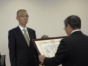 表彰状の授与(白石教授)