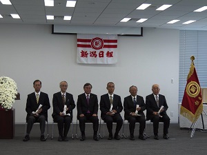 新潟日報社 小田敏三代表取締役社長(左から3番目)と受賞者ら