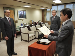 髙橋学長(右)から賞状を手渡される鈴木講師(左)