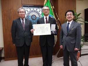 左から高橋理事,鈴木講師,髙橋学長