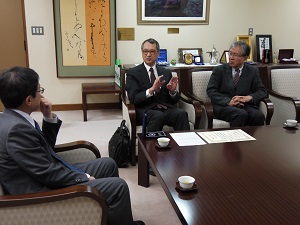 鈴木講師を囲んだ懇談の様子