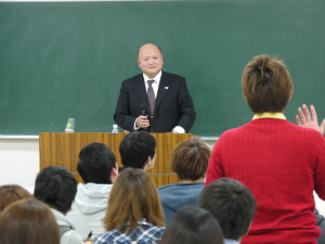 講師と学生たちのディスカッションの模様