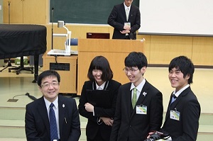 髙橋学長と話す実行委員長・副委員長