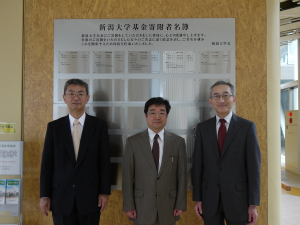 左から田代監事,髙橋学長,金子理事