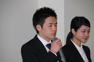 インターンシップ成果を報告する学生