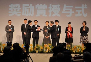 表彰状を受け取る上村医師