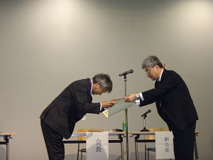 賞状を受け取る谷口憲男技術専門職員