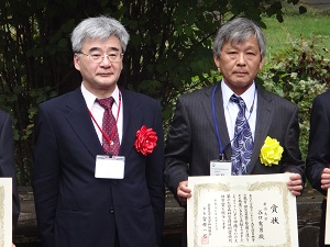 授賞式の様子(全国大学演習林協議会会長・富樫一巳教授(左))