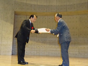渡邉剛志農学部長から感謝状の授与