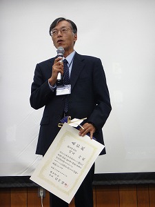 受賞のコメントを述べる崎尾 均 教授