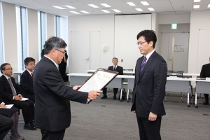 表彰状の授与(染矢教授)