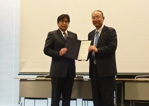 坂本教授(左)と学会優秀論文賞検討委員長の奈良県立医科大学整形外科の田中康仁教授(右)