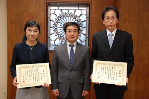 左から定方教授,髙橋学長,俣野教授