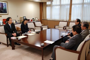 俣野教授と定方教授を囲んだ懇談の様子