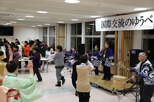 演奏にあわせて踊る参加者たち