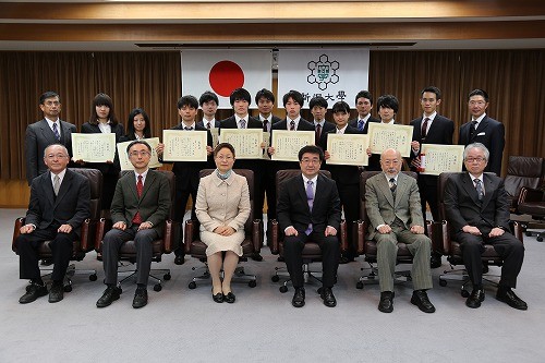 表彰を受けた学生・教員たち