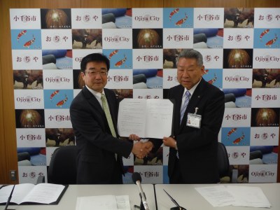協定書を取り交わす髙橋姿学長(左)と大塚昇一市長(右)