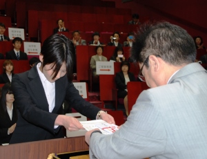 髙橋学長から賞状等を授与される学生(五十嵐地区)