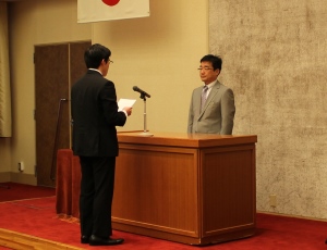 髙橋学長に謝辞を述べる学生(旭町地区)