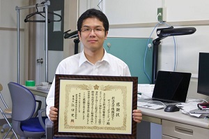 県警から感謝状を授与された法学部情報法ゼミ（写真は法学部4年渡辺信之さん）