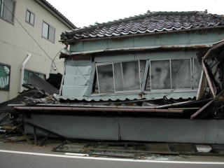 地震で倒壊した家屋の写真