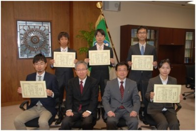 髙橋姿学長(前列中央右),高橋均理事(前列中央左)及び受賞者集合写真