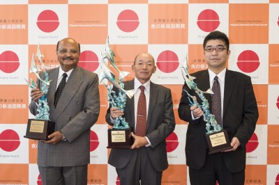 中井博之助教(右)と受賞者ら
