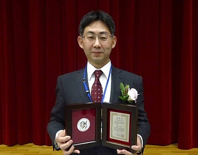 表彰状とメダルを手にする農学部　藤村忍准教授