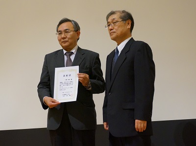 表彰状を授与される中野和弘教授（写真左）