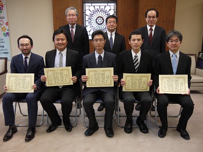 後列左から,高橋均理事,髙橋姿学長,渡部慎二研究企画推進部長 及び受賞者