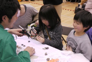 理学部ブース「河原の小石で岩石標本を作ろう」