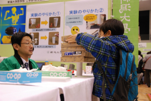 医工連携ブース「骨を作って,強さを調べよう」