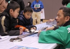 工学部ブース「超びっくり!浮いて走って不思議な磁石」