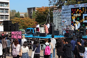 音楽系サークルによる野外演奏