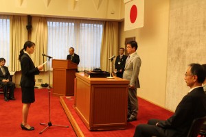 謝辞を述べる学生(旭町地区)