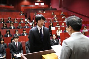 髙橋学長から表彰状を授与される学生(五十嵐地区)