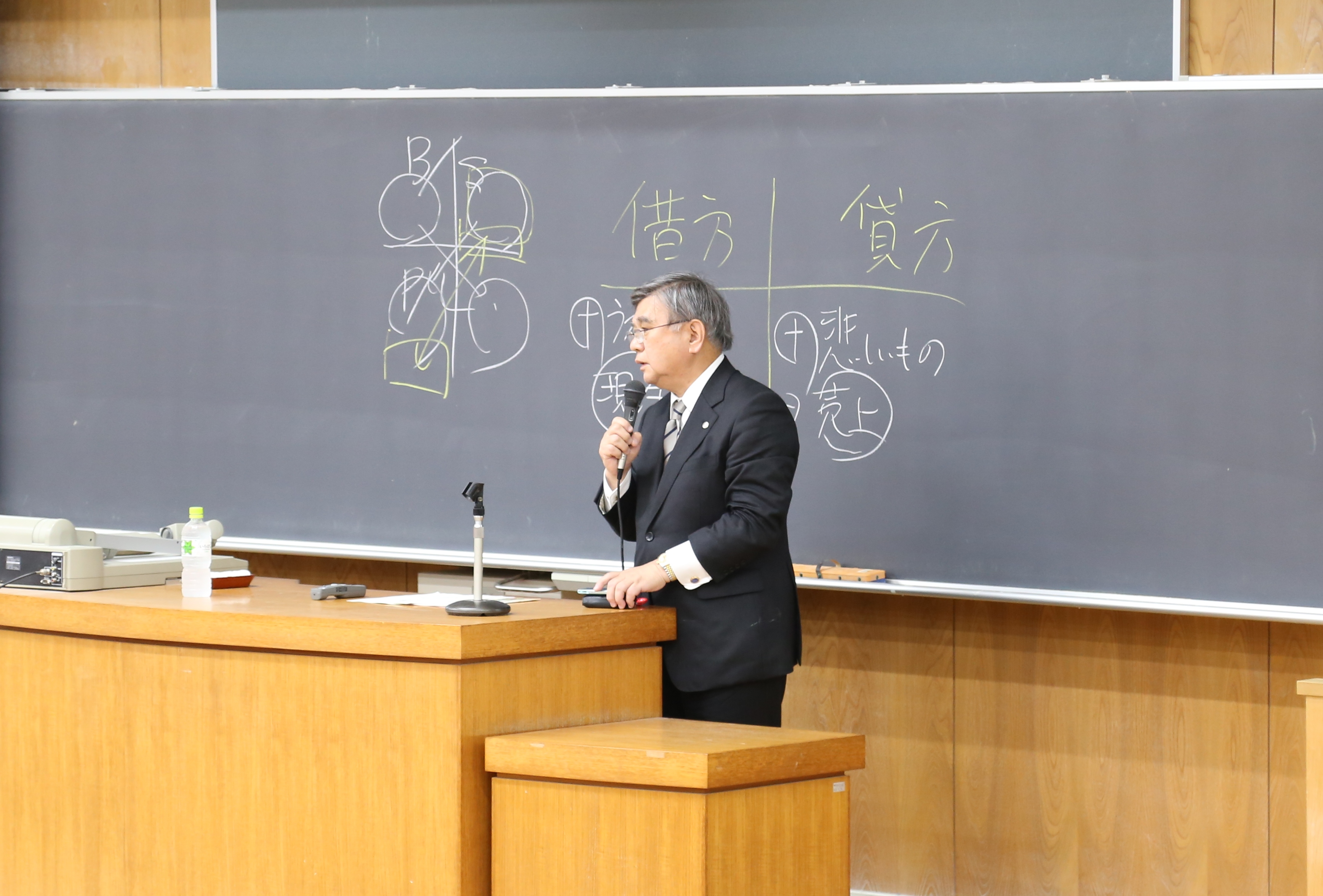 講義を行う日本税理士会連合会の神津伸一会長