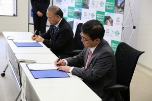 糸魚川市との連携に関する協定の様子(協定書に署名)