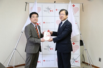 日本赤十字社新潟県支部での義援金目録贈呈の様子