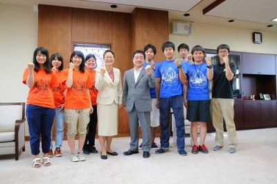 代表メンバーの学生たちと髙橋学長と大浦理事