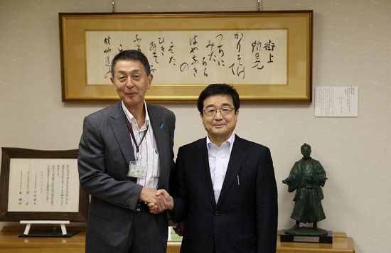 篠田昭新潟市長(写真左)と髙橋学長(写真右)