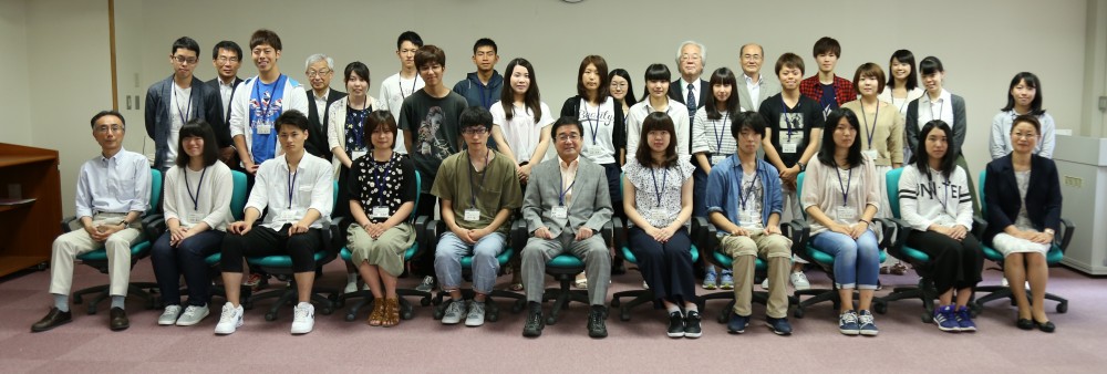 輝け未来!!新潟大学入学応援奨学金受給者と学長の集合写真