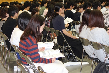 HP用(資料を手に講演を聞く学生)